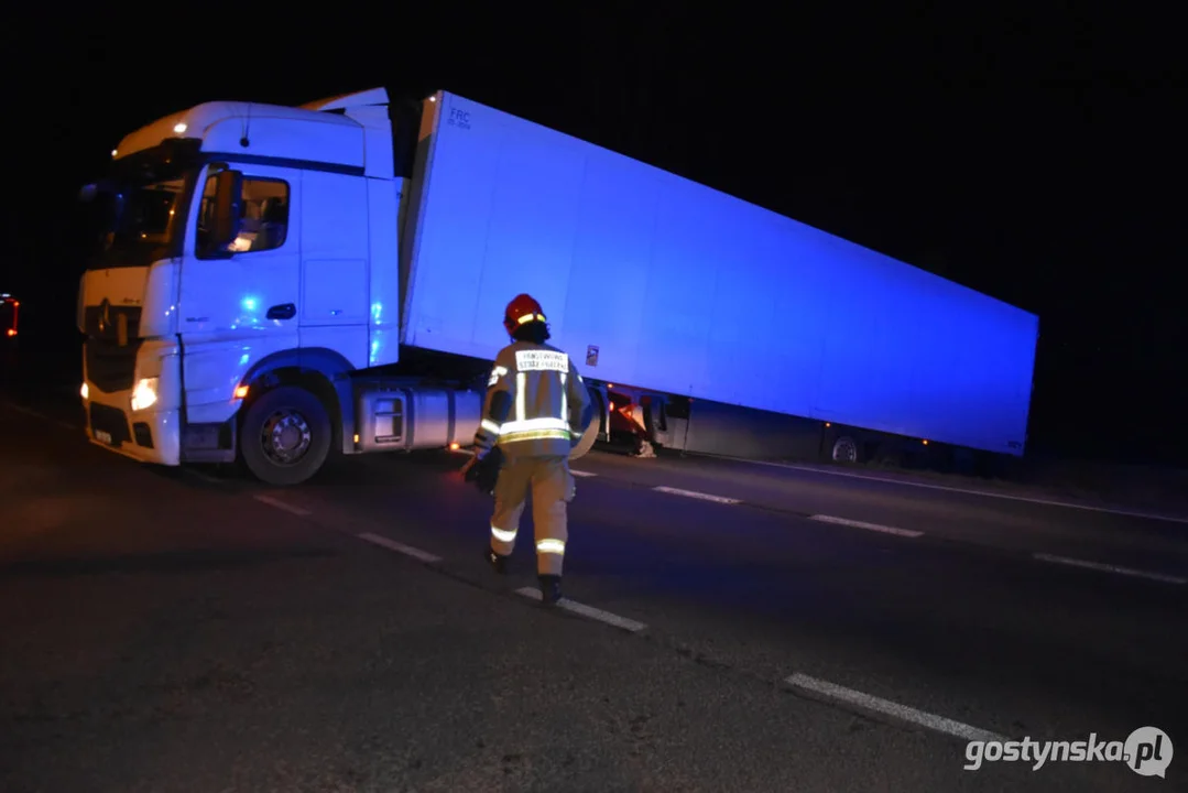 Samochód ciężarowy zablokował drogę DW434 z Gostynia do Poznania