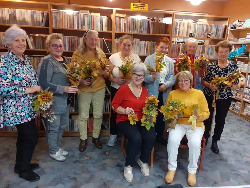 Seniorzy w pakosławskiej bibliotece tworzyli bukiety z liści przy filiżance herbaty - Zdjęcie główne