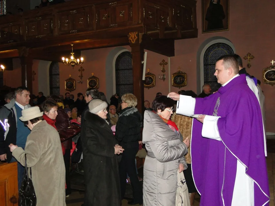 Środa Popielcowa z posypaniem głów popiołem