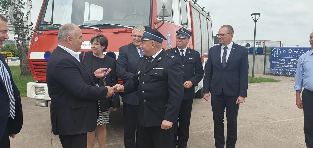 Przekazanie specjalnych samochodów pożarniczych z Gminy Ostrów Wlkp. do Mołdawii