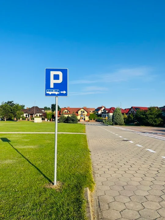 Strefa "Kiss & Ride" przed szkołą podstawową w Piaskach