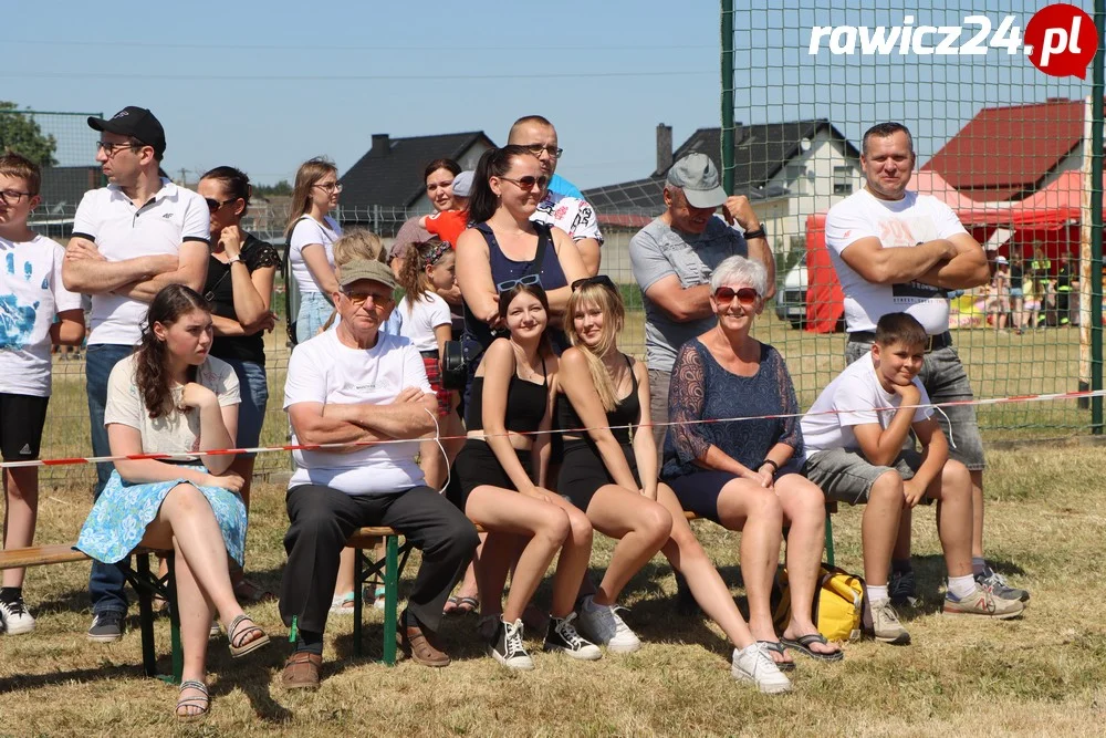 Kibice na gminnych zawodach strażackich w Jeziorach