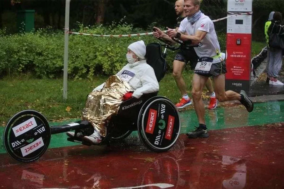 Jacek Klimczak i Pani Parasolka na mecie 21. Poznań Maraton