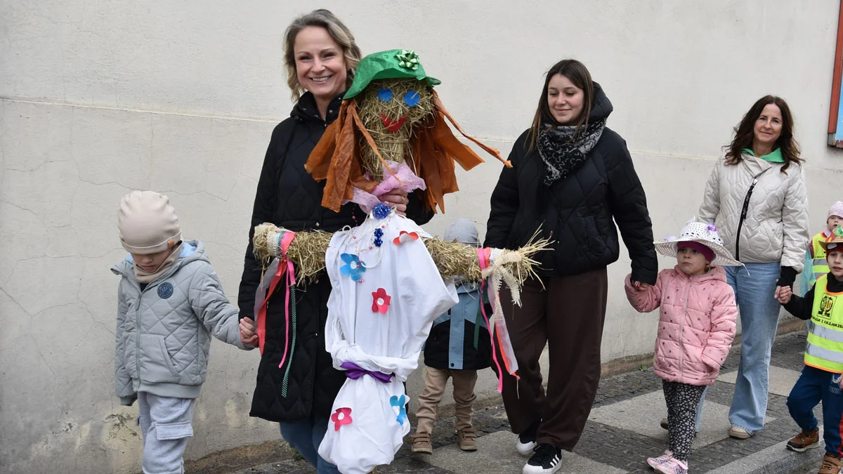 Spacer z marzanną - przedszkolaki witały wiosnę w Gostyniu
