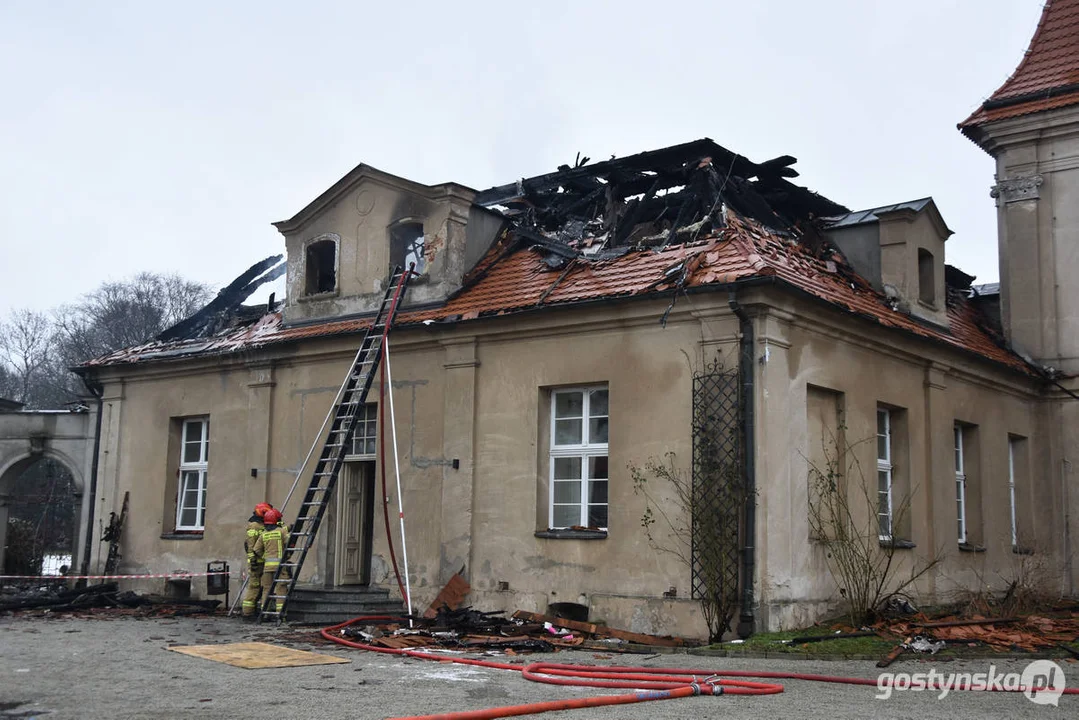 Pożar pałacu w Pępowie. Straż pożarna porządkuje pogorzelisko