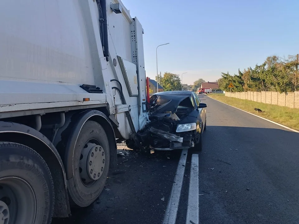 Dziadkowo. Audi uderzyło w śmieciarkę