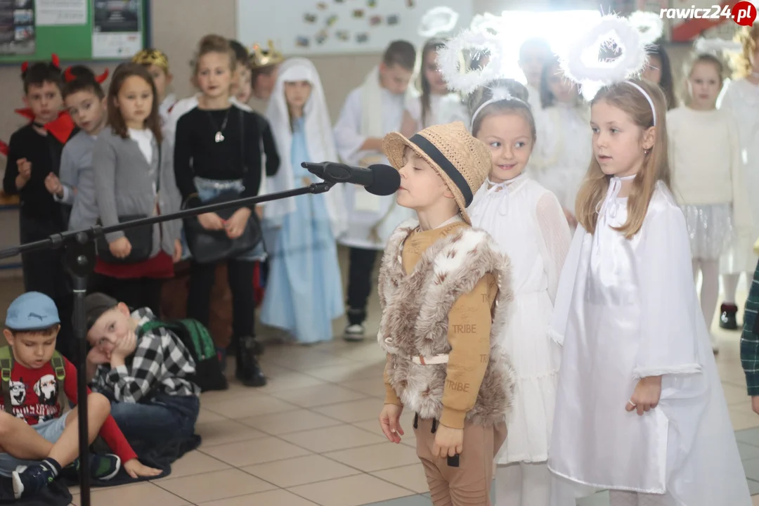 Jasełka, życzenia i poczęstunek w szkole w Sierakowie