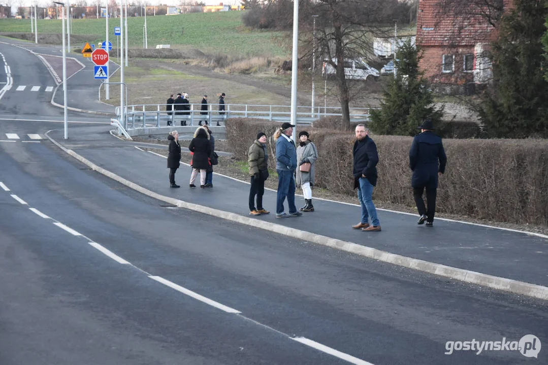 Otwarcie nowej drogi w Gostyniu - spacer samorządowców i mieszkańców