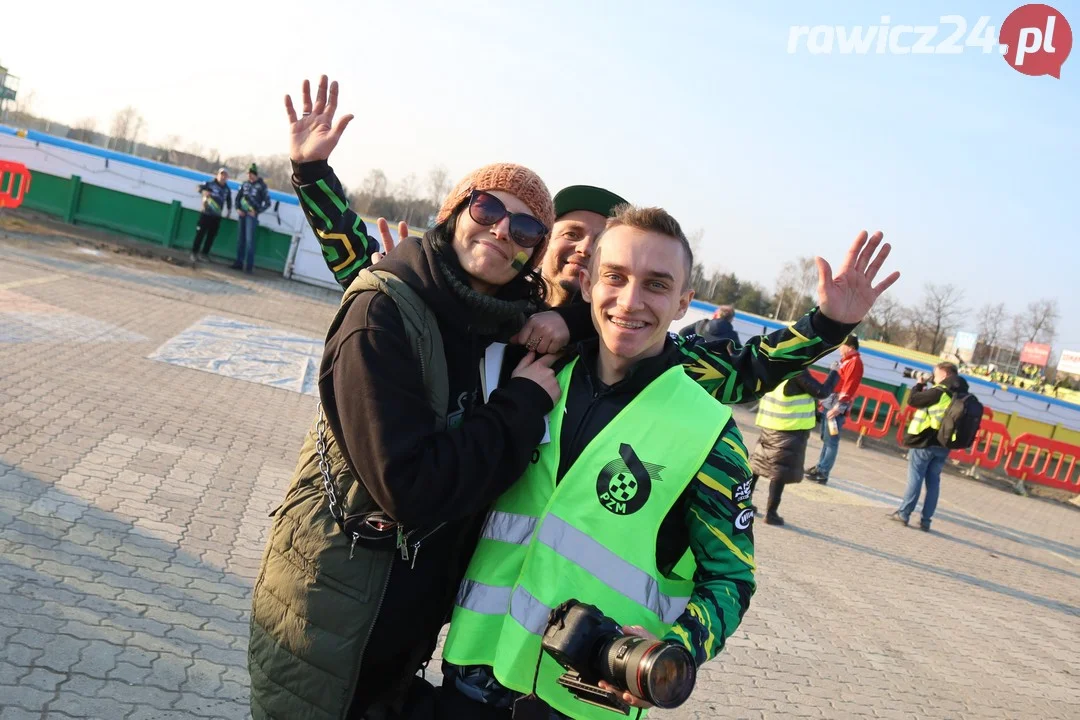 Kibice Kolejarza Rawicz podczas inauguracji sezonu w Rawiczu.