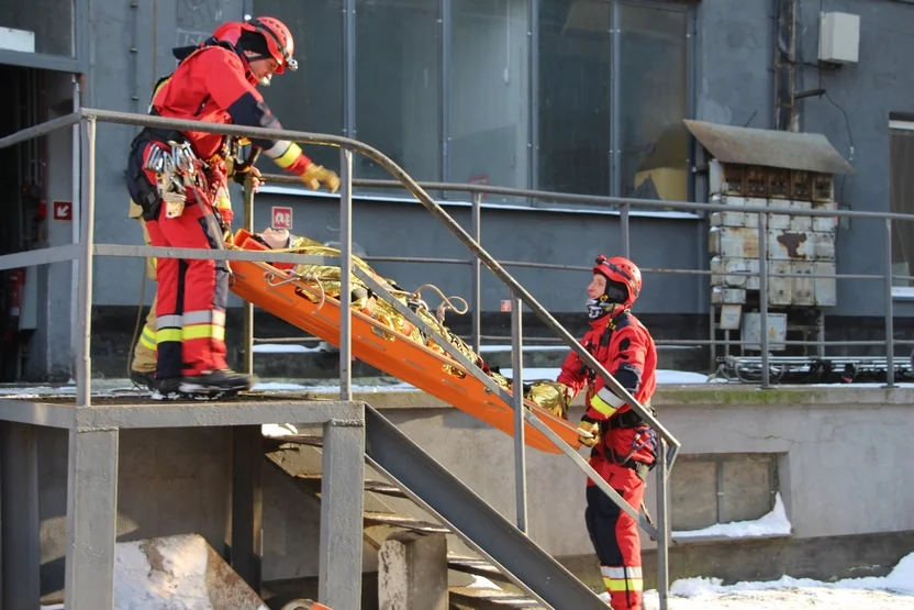 Ćwiczenia z ratownictwa wysokościowego na elewatorze zbożowym w Pleszewie