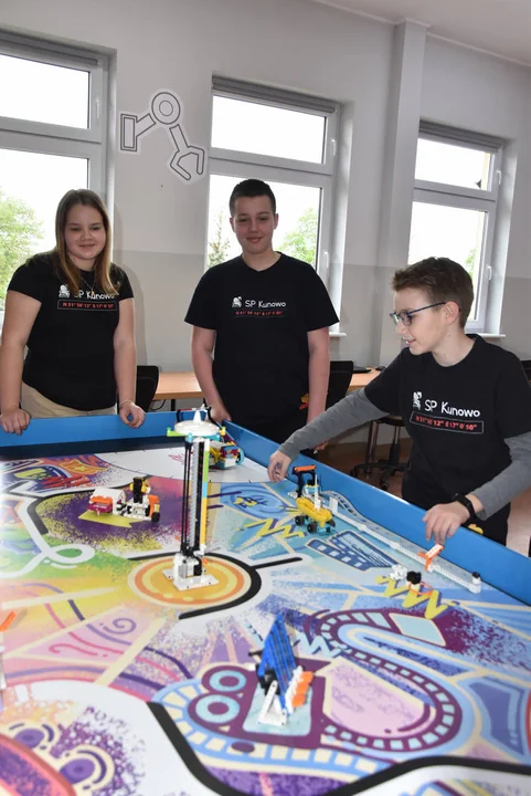 LEGOmaniacy - drużyna ze Szkoły Podstawowej w Kunowie z nagrodami z regionalnego oraz ogólnopolskiego turnieju FIRST LEGO LEAGUE