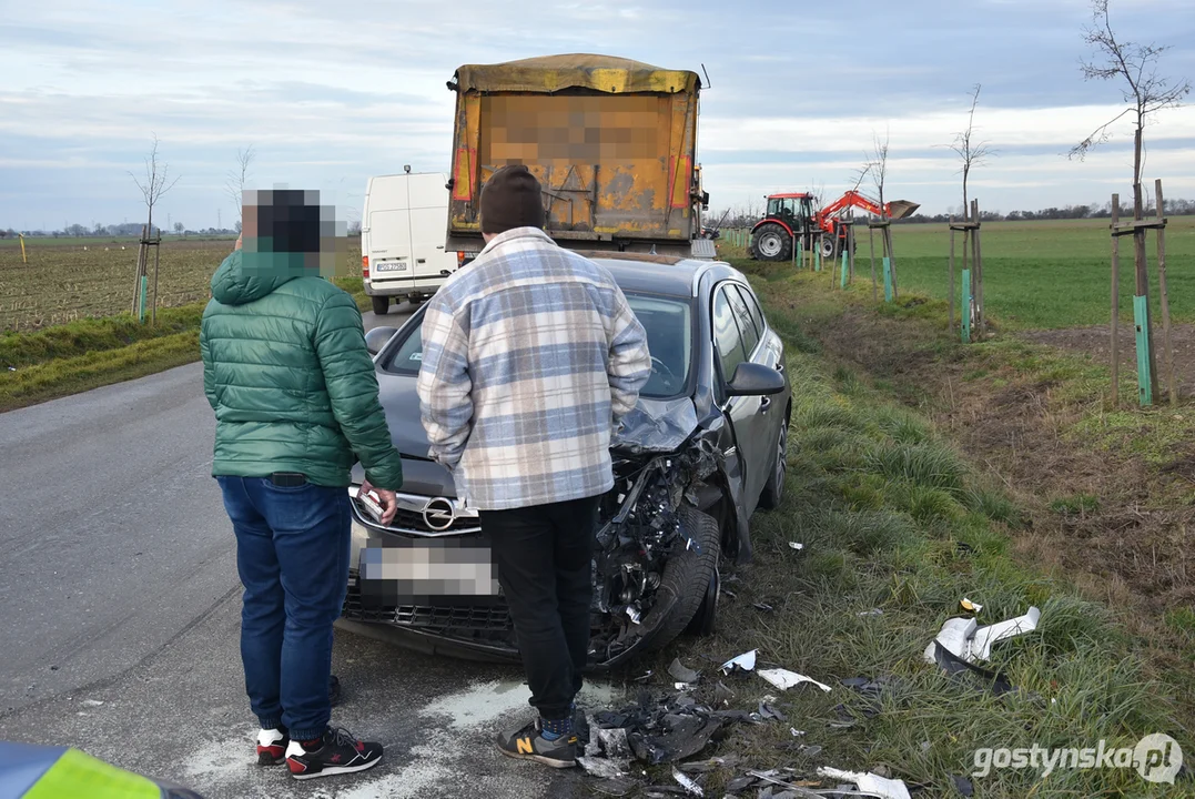 Zderzenie ciągnika rolniczego, "wanny" oraz osobówki na trasie Krobia - Pępowo