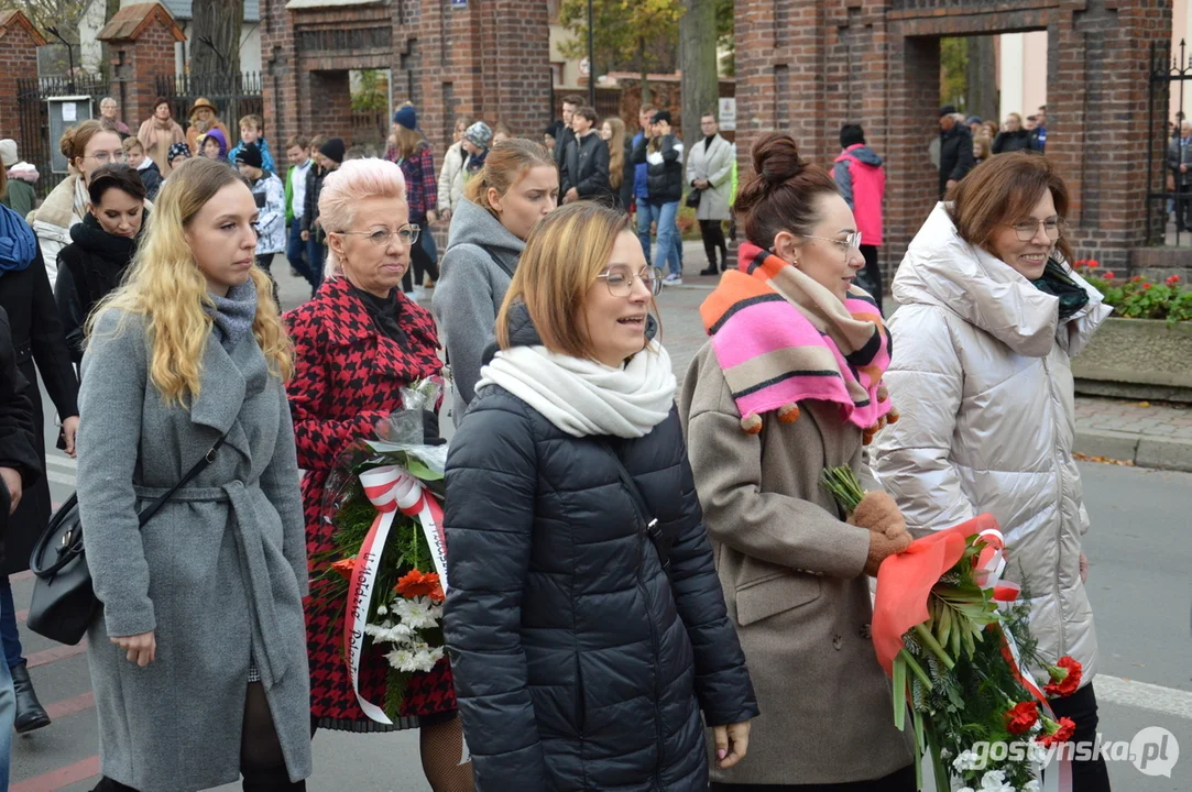 Przemarsz i uroczystości na cmentarzu w dniu 11 listopada w Krobi