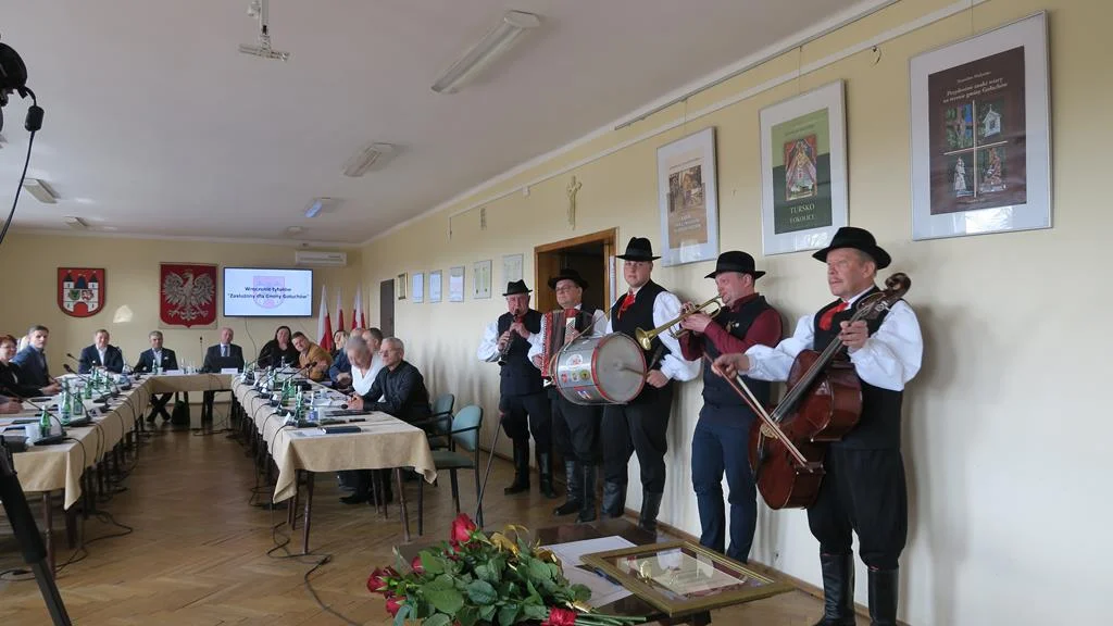 Tytuł „Zasłużony dla Gminy Gołuchów” Adamowi Mikołajczykowi (na zdjęciu z lewej) wręczono podczas kwietniowej sesji rady gminy Gołuchów.