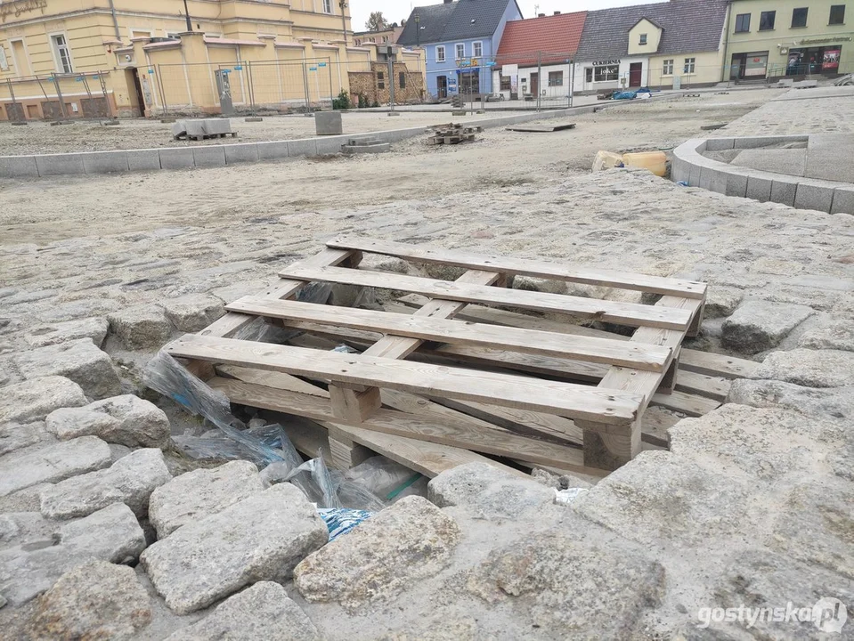 Przebudowa rynku w Krobi. Co się dzieje na placu budowy po zerwaniu umowy z wykonawcą