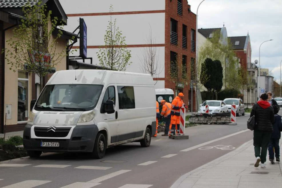 Ciężarówki rozjeżdżają nowe uliczki w centrum Jarocina (ul. Śródmiejska)