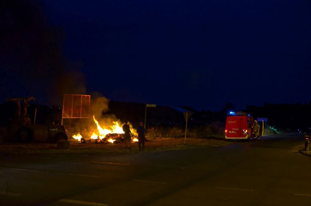 Pożar witaczy w Wyszkach, przy drodze na Twardów. Trzy zastępy w akcji