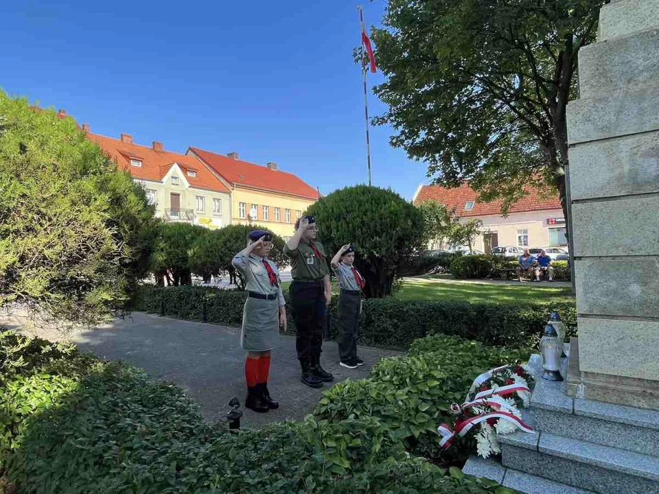 Złożenie kwiatów na rynku w Żerkowie