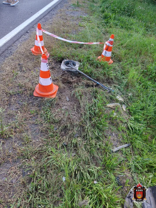 Zderzenie auta z drzewem na DK36 w Wąsoszu