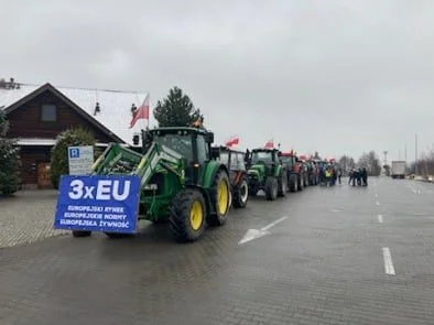 Jarocińscy rolnicy jadą drogą krajową protestować do Gołuchowa - Zdjęcie główne