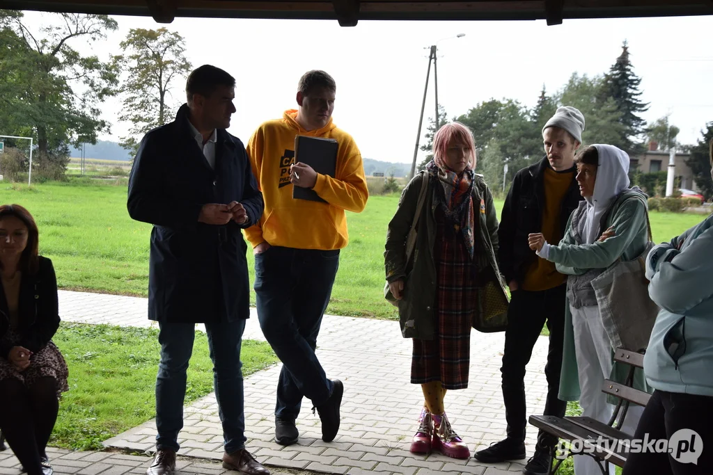 Poseł KO Grzegorz Rusiecki z mieszkańcami Dąbrówki i Grodnicy