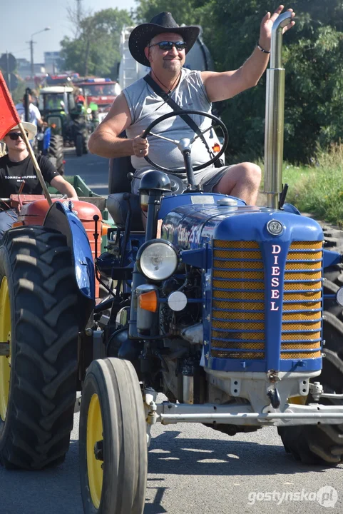 Parada zabytkowych pojazdów podczas dożynek powiatowych na Świętej Górze 2023