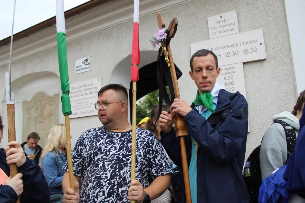 Grupa biało-zielona w drodze z Jarocina na Jasną Górę