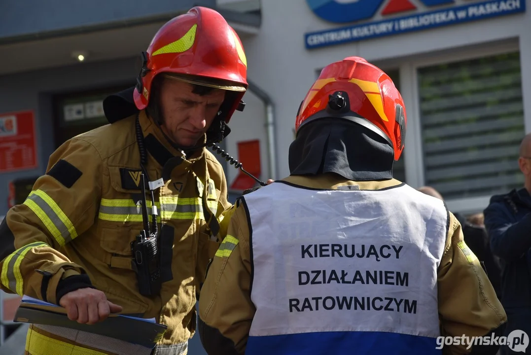 Ćwiczenia strażackie w Centrum Kultury i Bibliotece w Piaskach