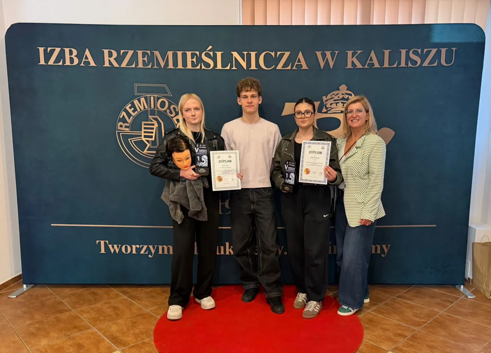 Wielki sukces naszych uczennic! Julia i Ewa najlepszymi młodymi fryzjerkami w regionie