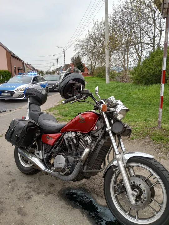 Zderzenie osobówki z motocyklem w Poniecu