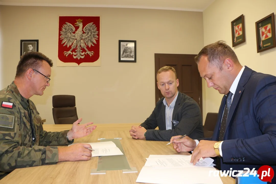 Podpisanie umowy LO z jednostką wojskową w Lesznie