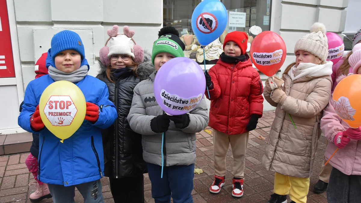 Lokalny Tydzień Przeciwdziałania Przemocy w gostyńskich przedszkolach. Happening dzieci z Przedszkola Miejskiego nr 7 w Gostyniu