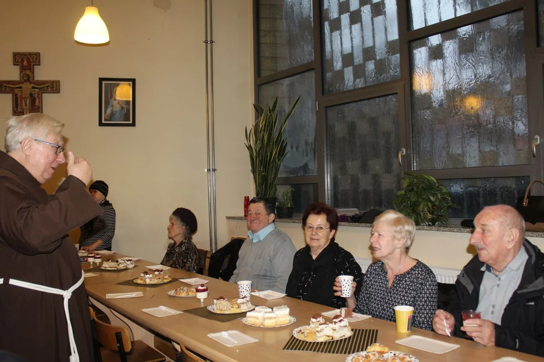 Jarocińscy franciszkanie zaprosili chorych po mszy św. na kawę i ciasto - Zdjęcie główne