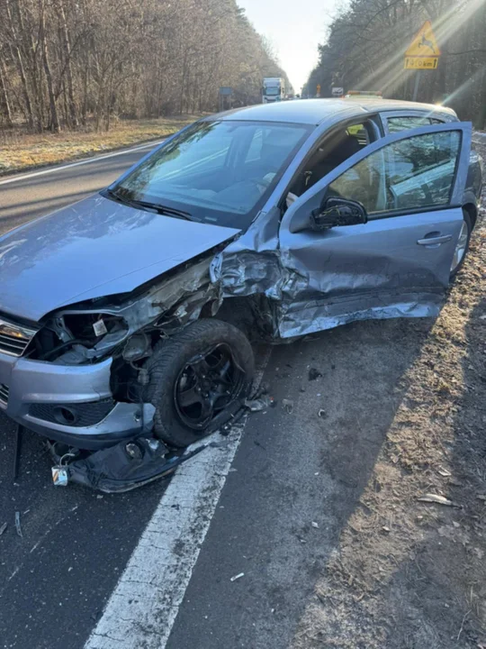 Dwa samochody zderzyły się na drodze krajowej nr 12 w Gołuchowie - Zdjęcie główne