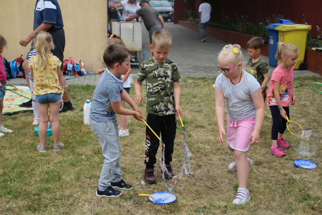 Przedszkolaki integrowały się z seniorami. Festyn na ulicy Zacisznej w Jarocinie