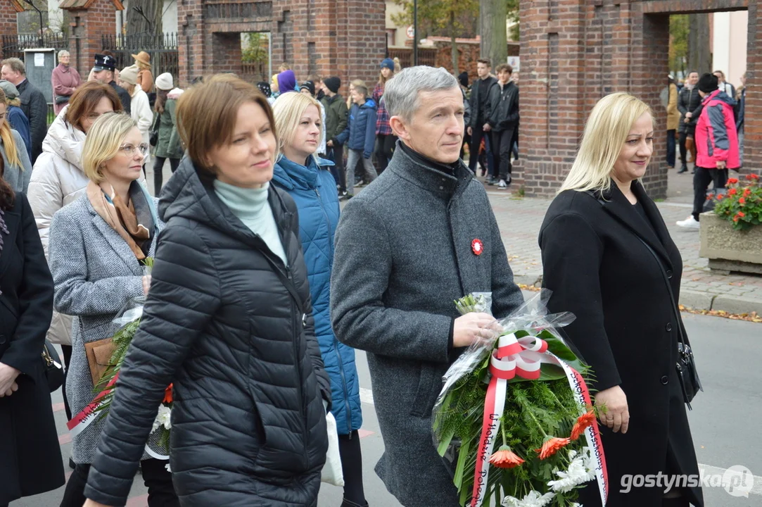 Przemarsz i uroczystości na cmentarzu w dniu 11 listopada w Krobi