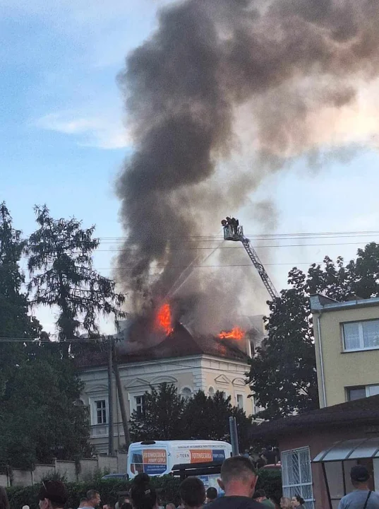 Pożar zabytkowego Pałacu w Konarzewie. W akcji wzięło udział ponad 100 strażaków