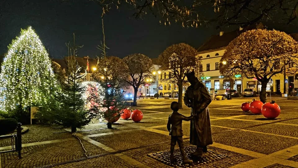 Świąteczne iluminacje już na rynku w Pleszewie. Będą jednak świecić krócej [ZDJĘCIA] - Zdjęcie główne