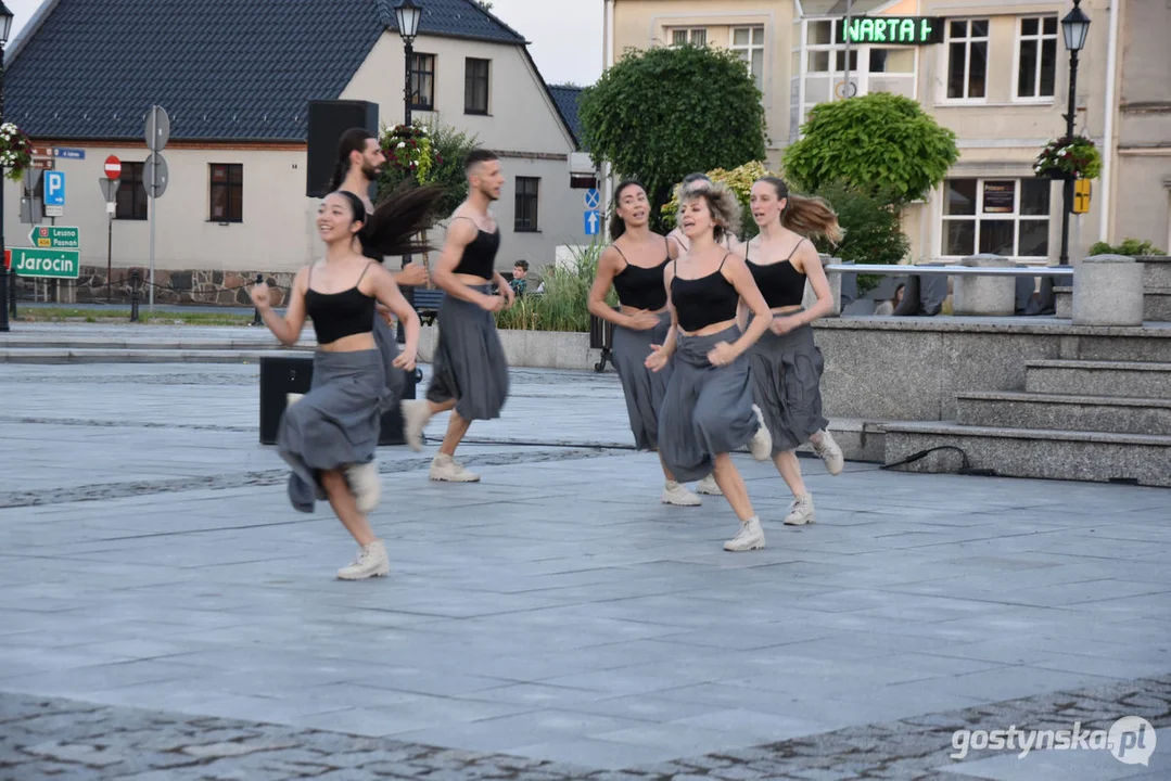 Spektakl teatralny na gostyńskim rynku