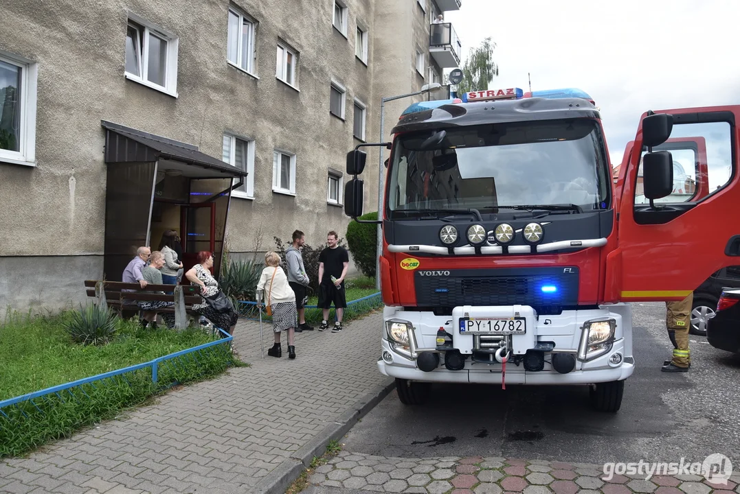 Ewakuacja mieszkańców jednego z bloków mieszkalnych Gostyniu