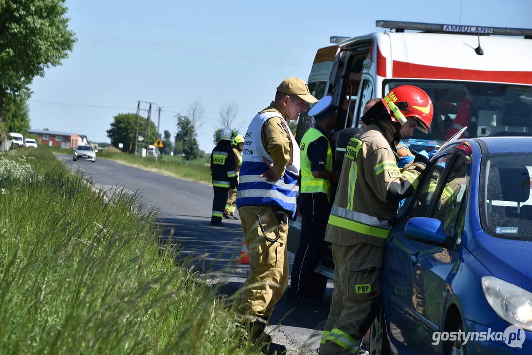 Kolizja na drodze powiatowej w Lipiu (gm. Piaski). Przewrócony samochód w polu