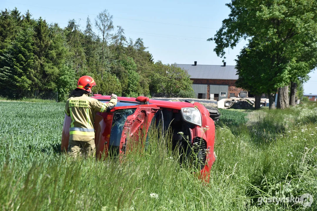 Kolizja na drodze powiatowej w Lipiu (gm. Piaski). Przewrócony samochód w polu