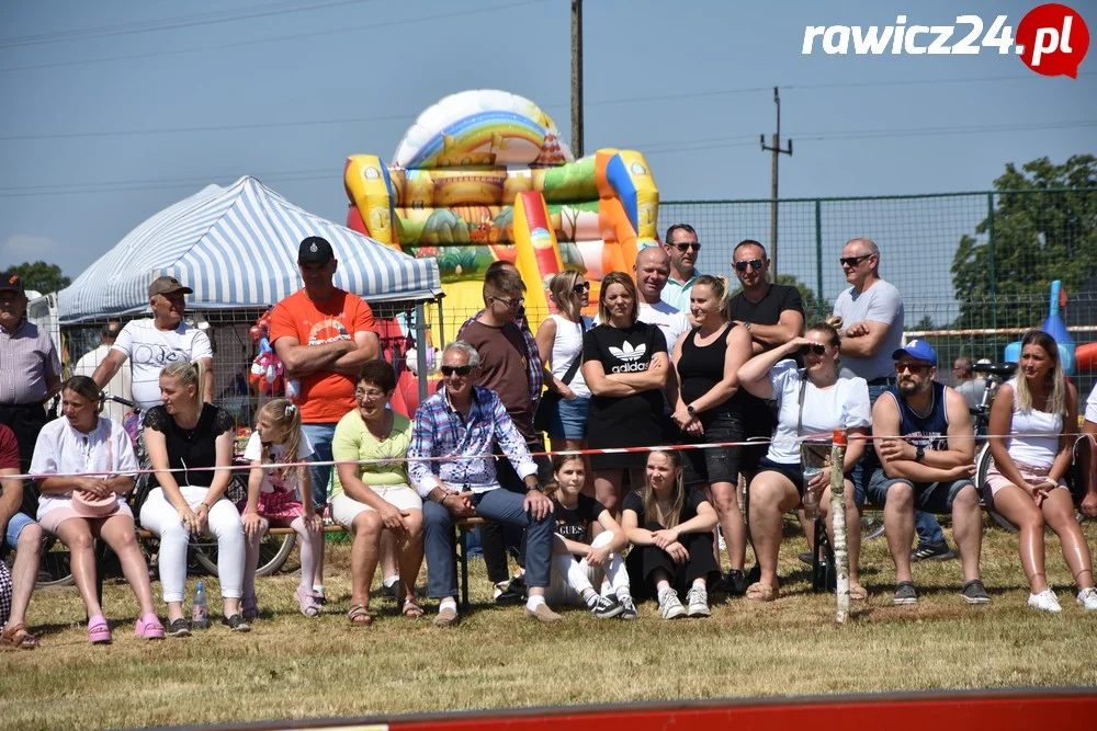 Kibice na gminnych zawodach strażackich w Jeziorach