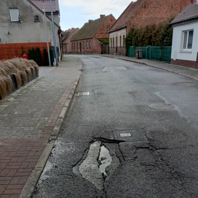 Mieszkańcy domagają się remontu ulicy Długiej w Jarocinie. Co na to urząd? - Zdjęcie główne