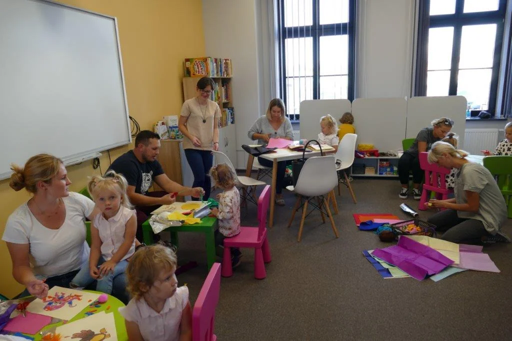 Warsztaty tworzenia książek sensorycznych w bibliotece w Pleszewie