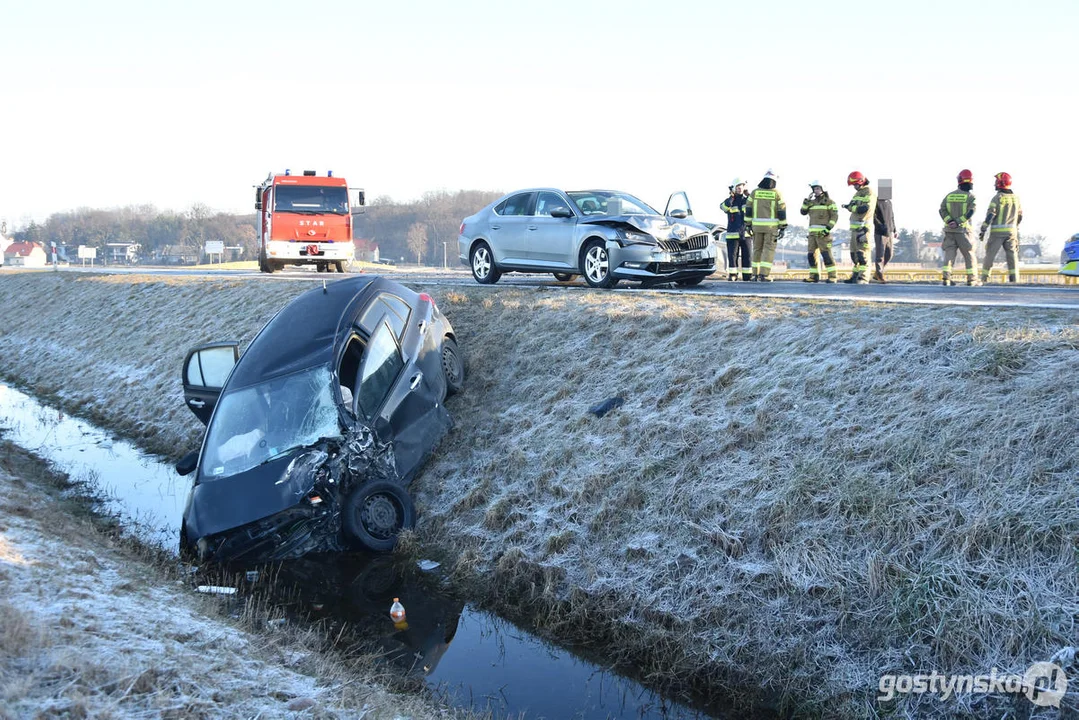 Wypadek na DW434 Gostyń - Poznań. Zderzyły się trzy samochody