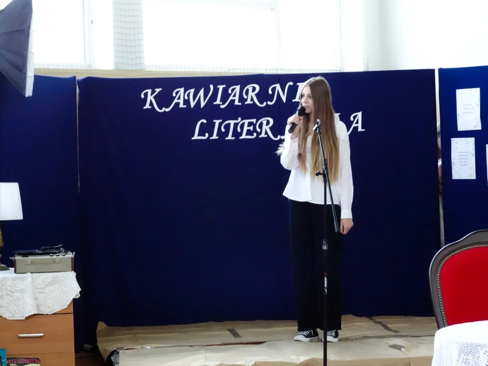 Poranek literacki w Kucharkach. Młodzież recytowała wiersze Wisławy Szymborskiej - Zdjęcie główne