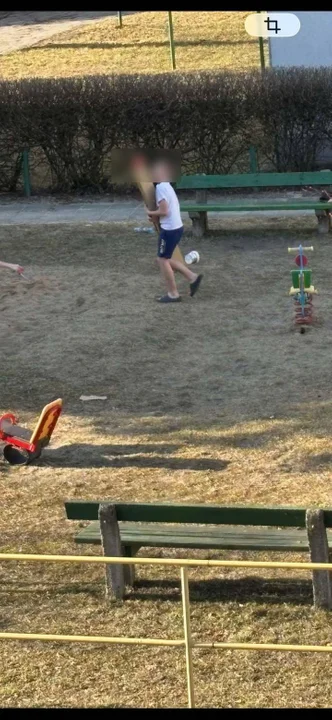 W biały dzień niszczyli plac zabaw na osiedlu. "Taka ekipa, że aż strach"