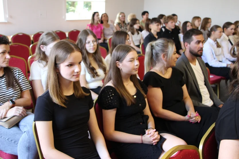 Absolwenci szkół podstawowych odebrali w Pleszewie listy gratulacyjne