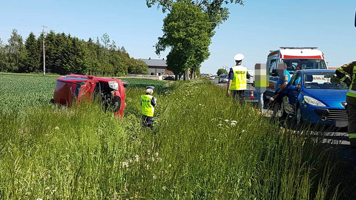 Kolizja na drodze powiatowej w Lipiu (gm. Piaski). Przewrócony samochód w polu